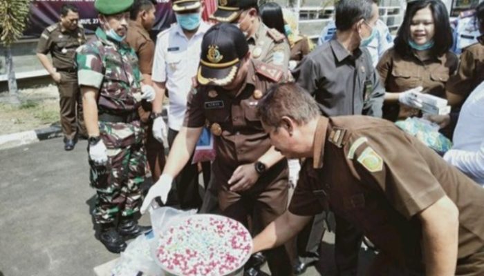 Kejari Garut Musnahkan Bukti Sitaan Hasil Kejahatan, dari Narkoba Hingga Upal