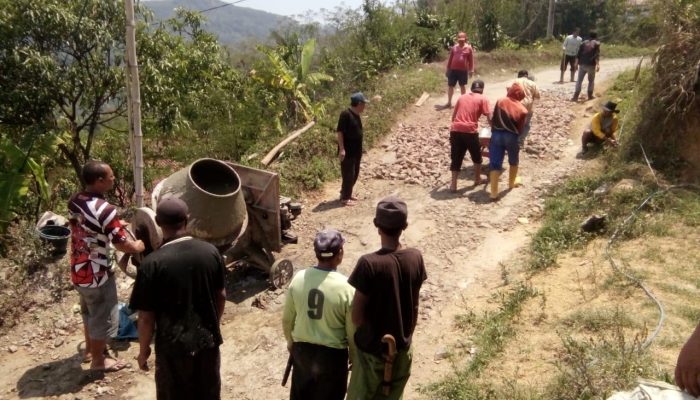 Perbaikan Jalan di Talegong Andalkan Swadaya Masyarakat, Kemana Dana Desa?