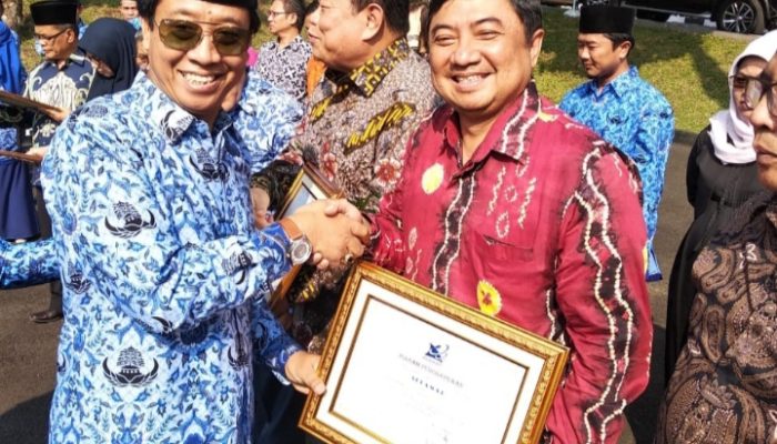 Hebat, Uniga Raih Penghargaan Klaster Madya Bidang Penelitian