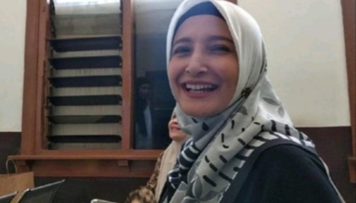 Kisah Haru Inneke Koesherwati Bawa Anak Temui Suami di Lapas