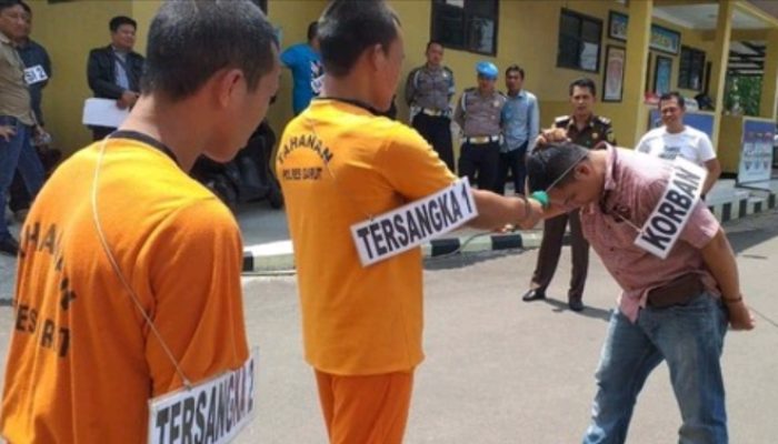 Rekonstruksi Kasus Pembantaian Seorang Pria Oleh Mantan Adik Iparnya Digelar