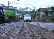 Sabtu Pagi, Lumpur Banjir Bandang Masih Tutupi Jalan Kertasari – Pangalengan