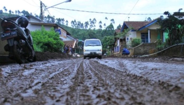 Sabtu Pagi, Lumpur Banjir Bandang Masih Tutupi Jalan Kertasari – Pangalengan