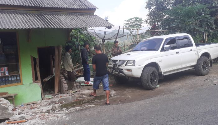 Rem Blong Saat Lintasi Turunan Tajam, Pajero Hantam Rumah Warga di Cisewu