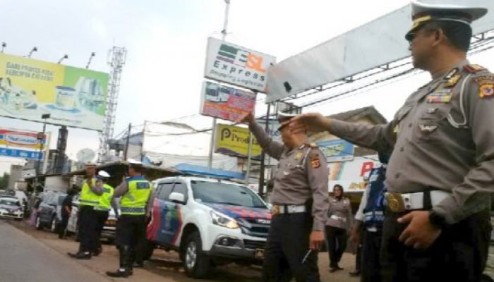 Polda Jabar Larang Warga Berwisata Menggunakan Mobil Bak Terbuka