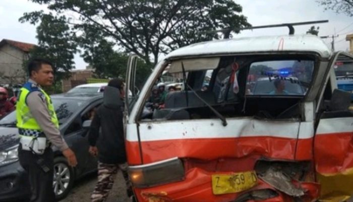 Tiga Mobil Tabrakan di Jalan Garut-Bandung, Satu Tewas dan Lima Luka