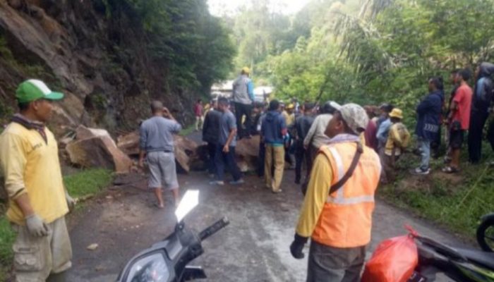 BPBD Garut Imbau untuk Mewaspadai Bahaya Longsor Batu di Jalur Cikajang