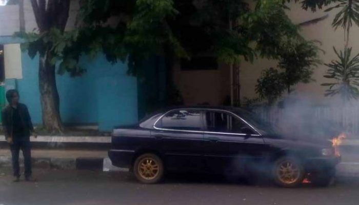 Diduga Aki Korslet, Baleno Terbakar di Depan Kantor Kecamatan Garut Kota