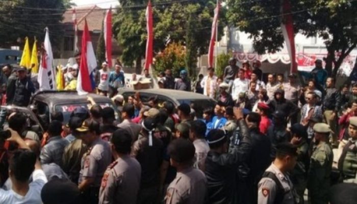Demo Pelantikan Anggota DPRD Garut Ricuh, Tiga Demonstran Ditangkap