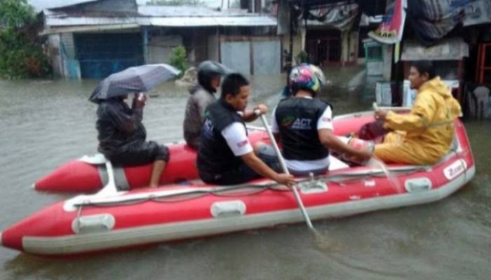 Bantuan Perahu Karet dan Logistik dari Pemkab Garut untuk Banjir Bogor