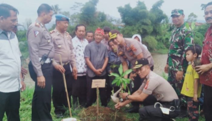 Jajaran Polres Garut Bersama Warga Bantaran Sungai Menanam Pohon