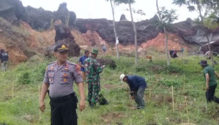 Polisi Tanam Ribuan Pohon Antisipasi Bencana Alam di Garut