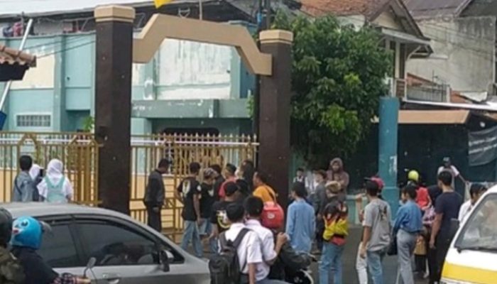 Sidang Kasus Penganiayaan Diwarnai Perusakan Pagar PN Garut oleh Massa