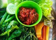 Makan Orang Sunda, Terasa Hambar Jika Tanpa Lalap dan Sambal