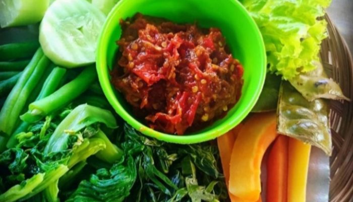 Makan Orang Sunda, Terasa Hambar Jika Tanpa Lalap dan Sambal