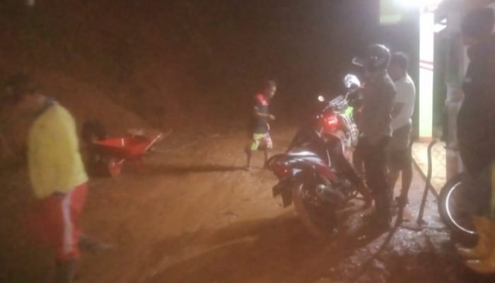 Ruas Jalan Penghubung Tiga Kampung di Cisewu Tertutup Longsor