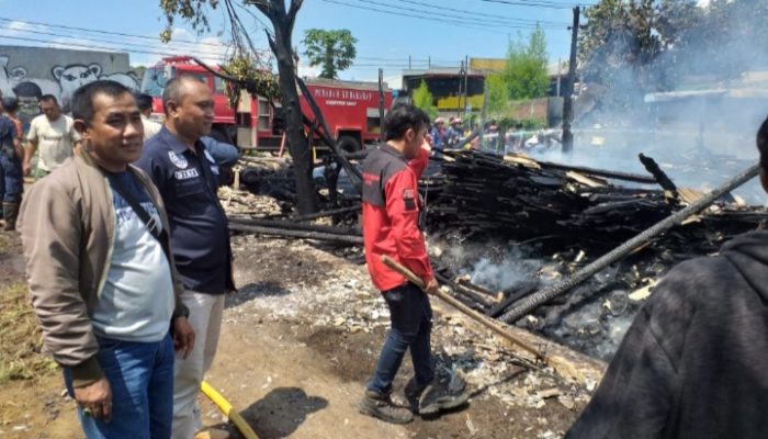 Terpercik Api Mesin Gergaji, Toko Material Kayu di Garut Terbakar