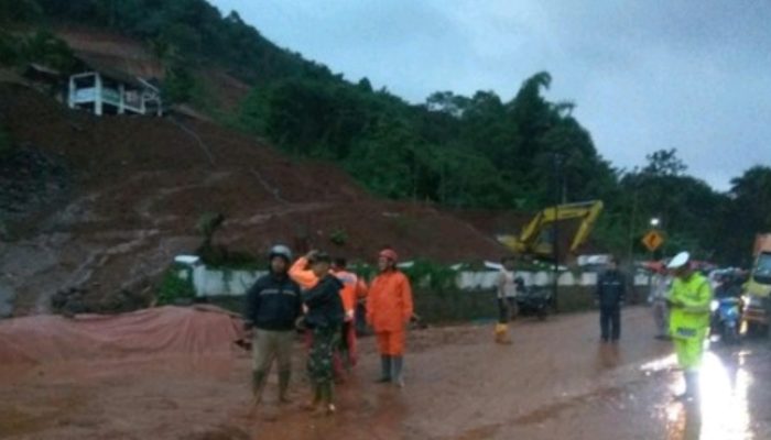 Longsor di Jalur Sumedang – Garut, Akses Sempat Terputus Selama 3 Jam