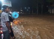 Banjir di Jalan Raya Bayongbong Garut Akibat Drainase Tersumbat