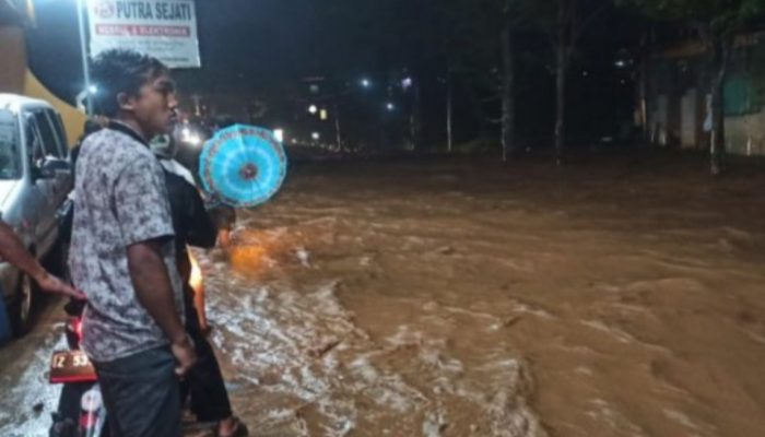 Banjir di Jalan Raya Bayongbong Garut Akibat Drainase Tersumbat
