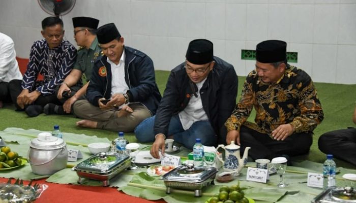 Sambil Botram, di Desa Cinunuk Ridwan Kamil Bicara Garut Masih Tujuan Investor