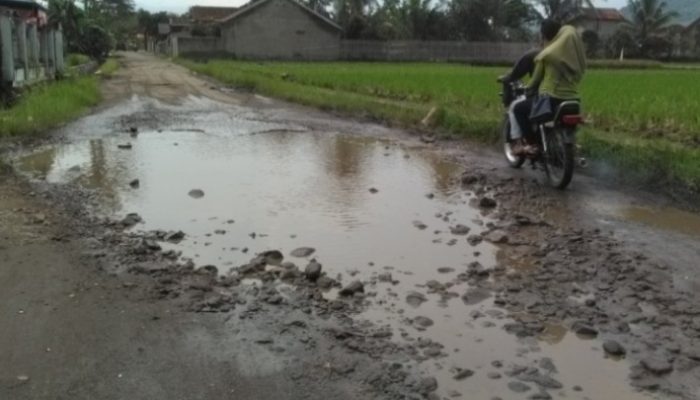 Sejumlah Ruas Jalan di Garut Bolong-bolong, Kadis PUPR: Itu Wajar