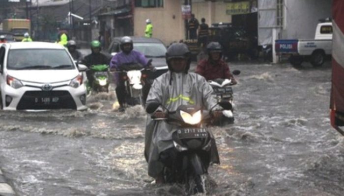 Nekat Terobos Banjir di Jalan Bandung-Garut, Sejumlah Kendaraan Mogok
