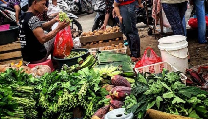Pedagang Pasar Induk Garut Merugi Akibat Stok Sayuran Membusuk