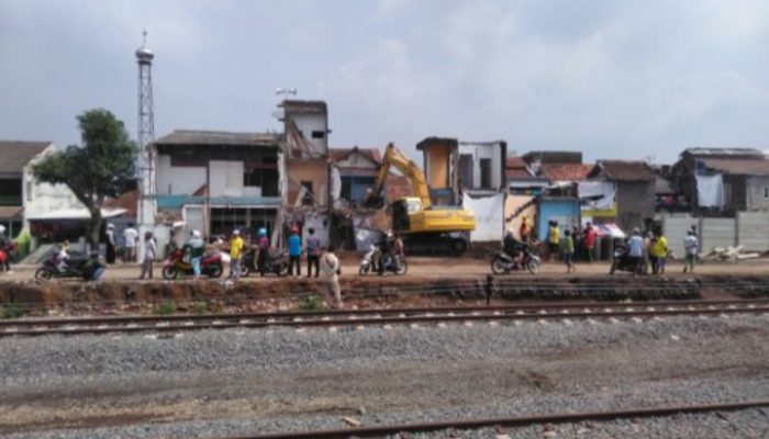Pencari Rongsokan Tewas Tertimpa Bangunan di Jalur Reaktivasi Kereta Api