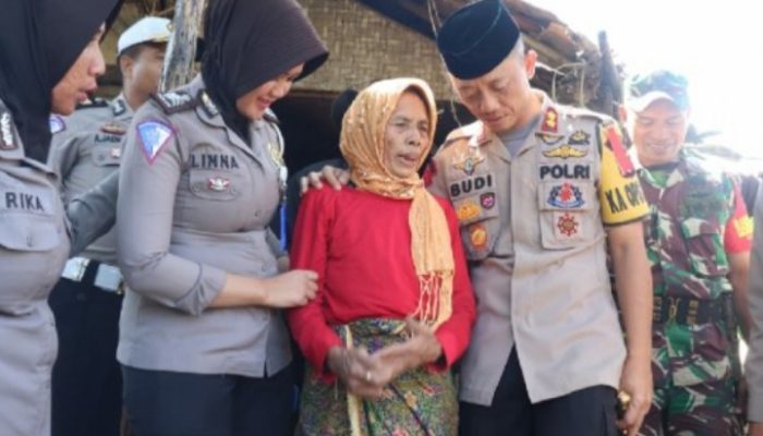 Polres Garut Peringati HUT RI dengan Kegiatan Memperbaiki Rumah Warga Miskin