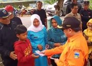 Kunjungi Lokasi Bencana di Garut Selatan, Bupati Bagi Duit kepada Anak Yatim