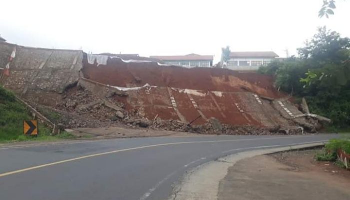 Longsor Tanah Tebing di Limbangan Tidak Ganggu Arus Lalu Lintas