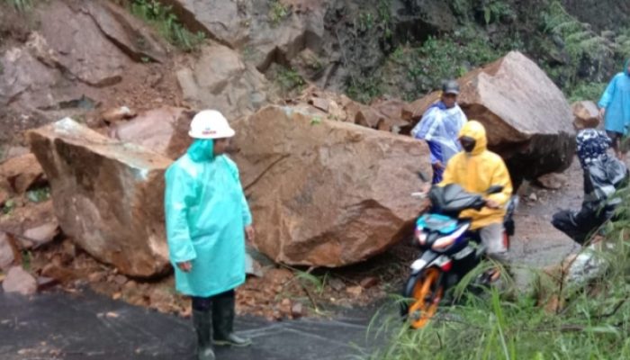 Longsor Bebatuan Menutup Jalan Garut-Pameungpeuk, Lalu Lintas Terganggu