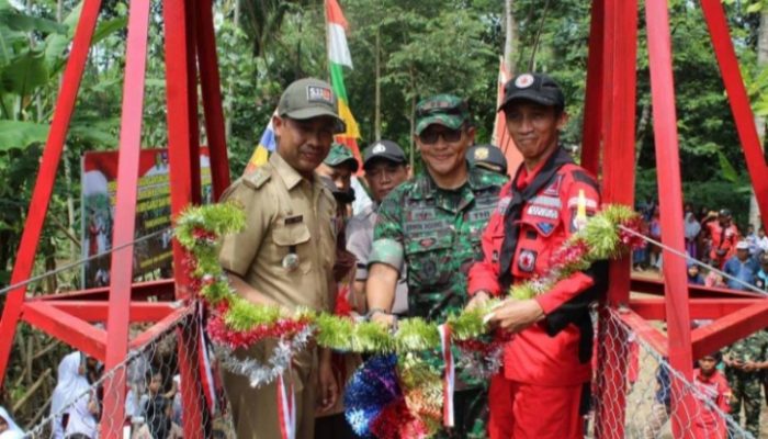 Warga Sumringah Jembatan Gantung Mandalakasih Rampung Dibangun