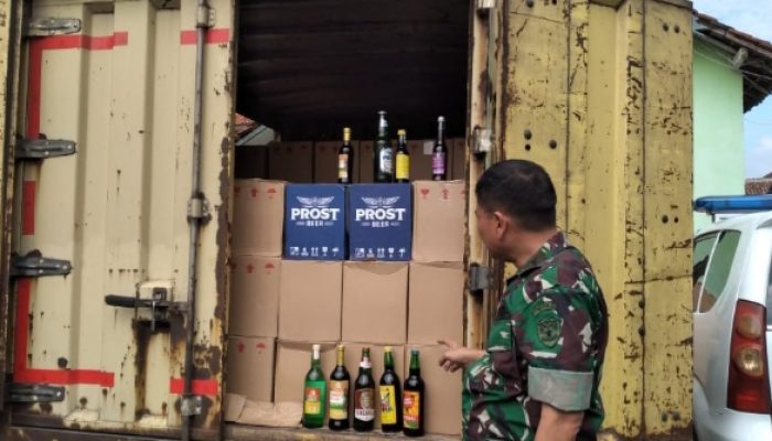 TNI Garut Tangkap Dua Truk Boks Berisi Ribuan Botol Miras