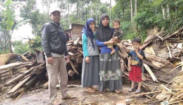 Hujan Deras Terjang Garut Kota, Rumah Milik Saepudin Ambruk