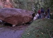 Batu Besar Timpa Jalan Provinsi di Gunung Gelap, Jalur Garut-Pameungpeuk Tertutup