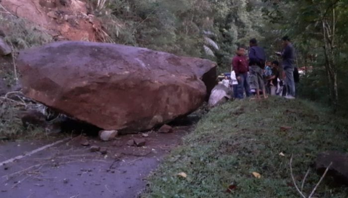 Batu Besar Timpa Jalan Provinsi di Gunung Gelap, Jalur Garut-Pameungpeuk Tertutup