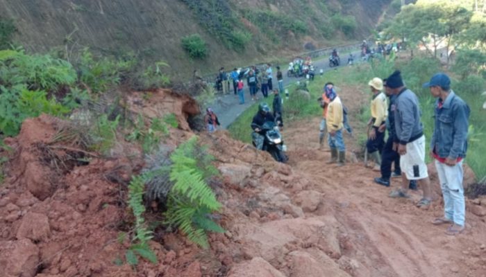 Longsor Terjadi di Talegong: Roda Empat Tak Bisa Lewat, Sepeda Motor Dipaksakan