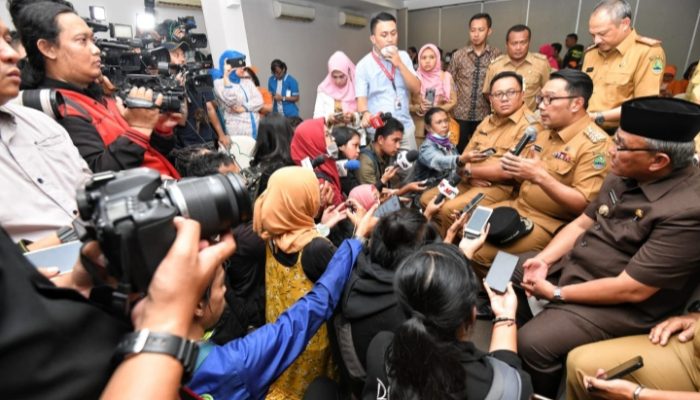 Ridwan Kamil Imbau Warga Jabar Jangan Panik Beli Masker dan Sembako