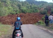 Tanah Longsor Tutup Badan Jalan Bungbulang-Garut di Kecamatan Pamulihan