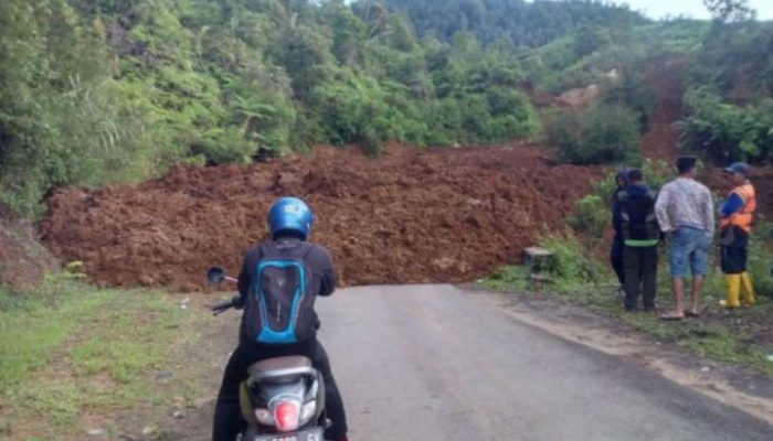 Tanah Longsor Tutup Badan Jalan Bungbulang-Garut di Kecamatan Pamulihan