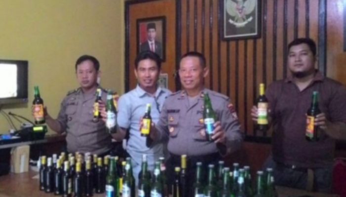 Berkat Laporan Warga, Polisi Garut Sita Puluhan Botol Miras dari Depot Jamu