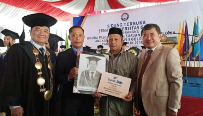 Seorang Ayah di Garut Gantikan Wisuda Anaknya yang Meninggal Dunia