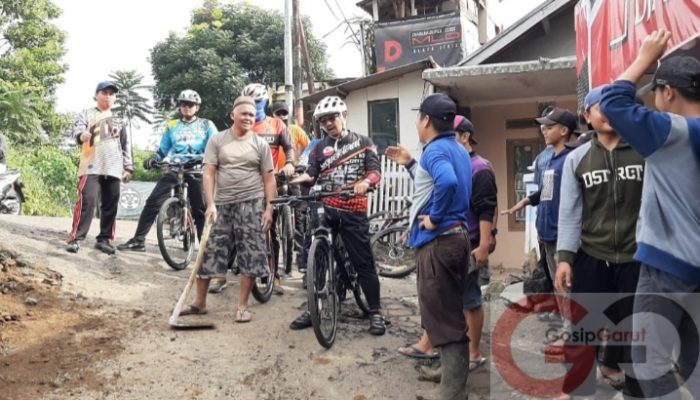 Sosialisasikan Bahaya Virus Corona, Wabup Garut Bersepeda Sisir Kampung