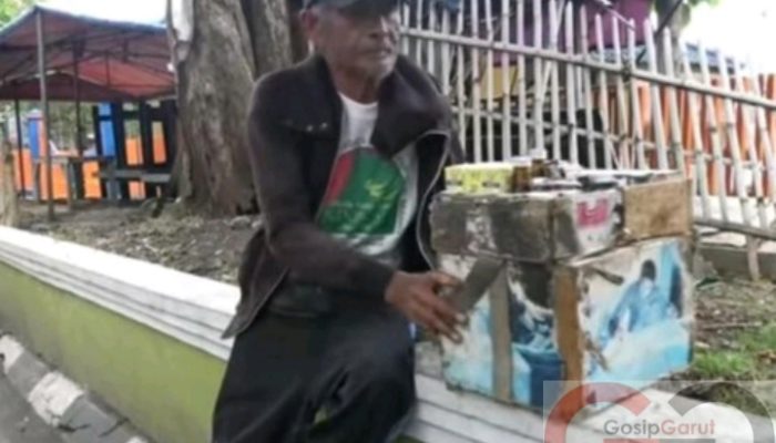 Kakek di Garut Ini Semangat Jualan Camilan Meski Kakinya Lumpuh