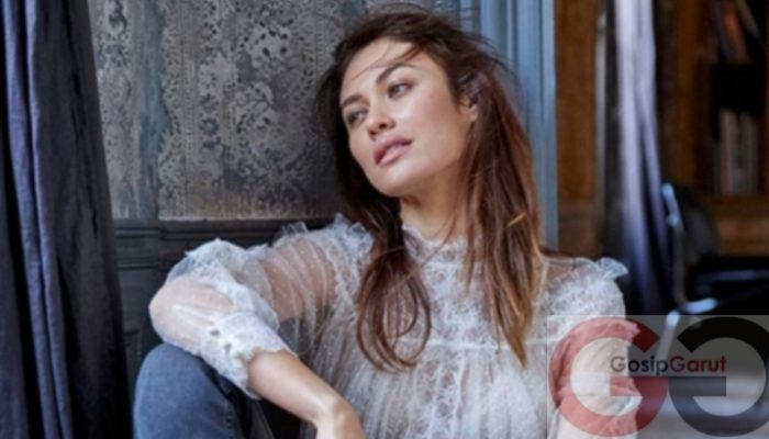 Aktris Film “James Bond”  Olga Kurylenko Positif Terjangkit Corona