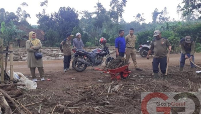 Pejabat Dinas Pertanian Garut Datang ke Lokasi Banjir Hanya untuk Foto Selfie?