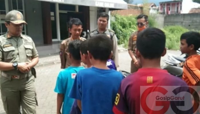 Satpol PP Garut Tangkap Anak-anak yang Sedang Bermain di Sejumlah Warnet