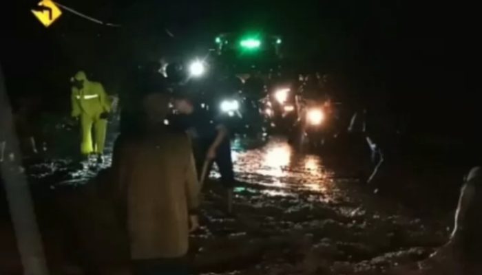Longsor di Malangbong Akibatkan Kemacetan di Jalan Bandung-Garut